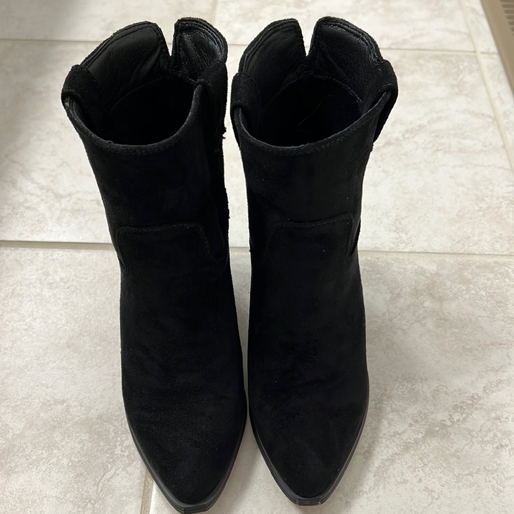 Black size 6 Very G faux suede high heeled boots.